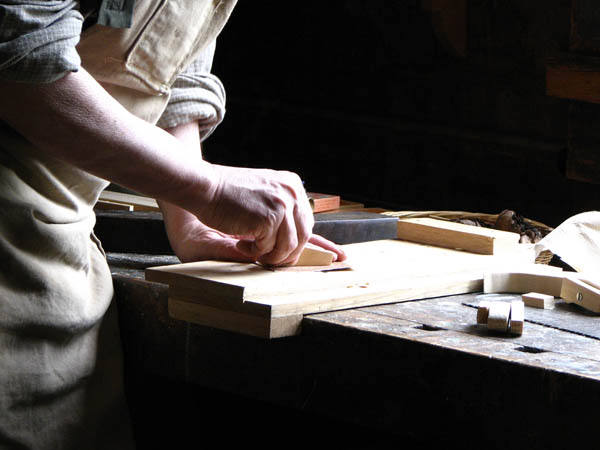 Nuestro equipo de profesionales cuenta  con muchos años de contrastada <strong>experiencia</strong> en el sector de la <strong>carpintería de madera en Mutxamel</strong>.